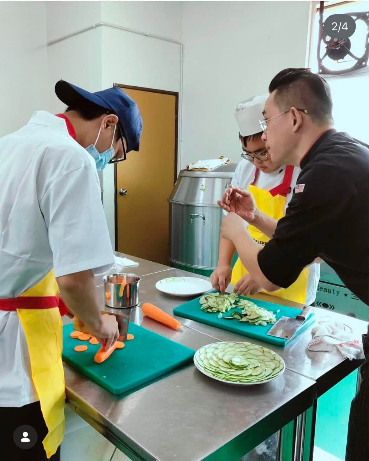 Asian culinary students learning with instructor；亚洲厨艺学生在导师指导下学习